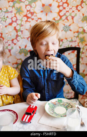 La Suède, Boy (10-11) and girl (2-3) eating cake