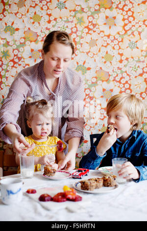 La Suède, Boy (10-11) and girl (2-3) eating cake