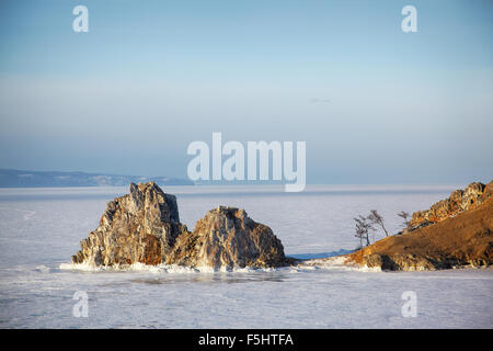 Rocher Chamanka sur cap Cap Burkhan sur l'île d'Olkhon sur le lac Baïkal en Sibérie hiver Banque D'Images