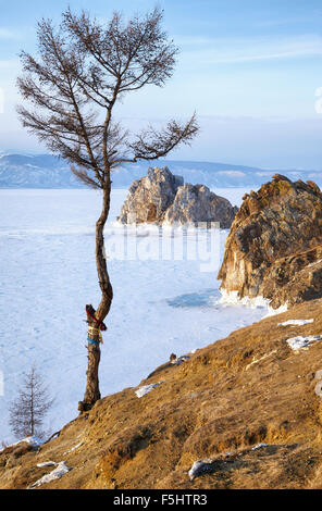 Seul arbre sacré et rocher Chamanka sur cap Cap Burkhan sur l'île d'Olkhon sur le lac Baïkal en Sibérie hiver Banque D'Images