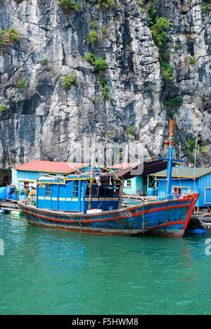 Bateau amarré au village flottant dans la baie d'Halong, Vietnam. Banque D'Images