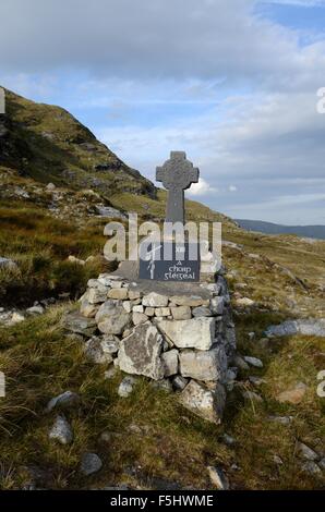 Croix de Pierre marquer les cercles de pierres qui forment le Chemin de Croix Maumturk Mountains Connemara Comté de Galway Irlande Banque D'Images