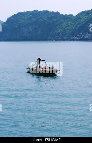 Aviron local un petit bateau à Halong Bay, Vietnam. Banque D'Images