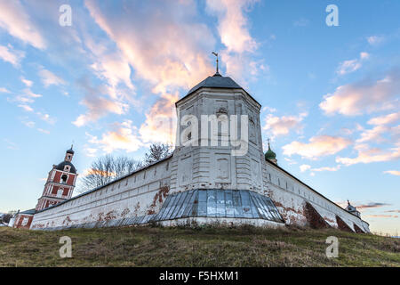 Pereslavl-zalesski, Russie - Novembre 03, 2015 : Monastère Goritsky de Dormition. Regardez vers le nord-est de guet. Banque D'Images