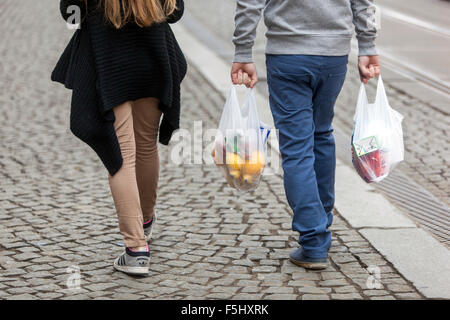 achat dans des sacs en plastique shopping Banque D'Images