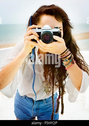 Jolie femme photographe Beach Vacation Concept de vie Banque D'Images