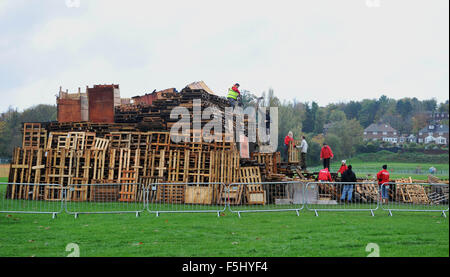 Lewes East Sussex UK 5 Novembre 2015 - Les membres de la société de feu de Waterloo de mettre la dernière main à leur énorme feu avant la Lewes Bonfire Crédit ce soir les célébrations : Simon Dack/Alamy Live News Banque D'Images