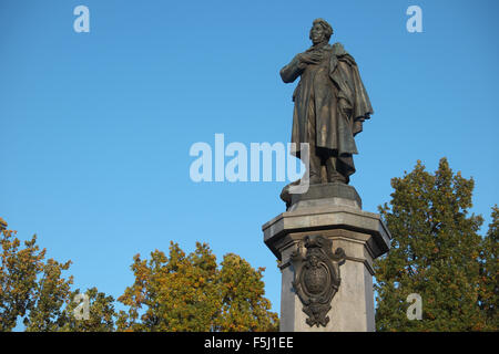 Pologne Varsovie statue du poète polonais Adam Mickiewicz sur la rue Krakowskie Przedmiescie, Ul Banque D'Images