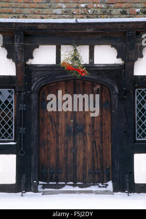 Couronne de Noël sur la porte d'un chêne noir +blanc traditionnel country house Banque D'Images