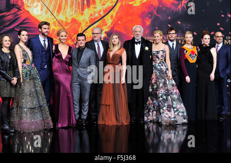 (L-r) Nina Jacobson, Jena Malone, Liam Hemsworth, Jennifer Lawrence, Josh Hutcherson, Francis Lawrence, Willow Shields, Donald Sutherland, Elisabeth Banks, Sam Caflin, Natalie Dormer, Julianne Moore et Stanley Tucci à la première de 'The Hunger Games : Clarak - Partie 2' au Sony Centre Cinestar à Berlin, Allemagne. 04 novembre, 2015./photo alliance Banque D'Images