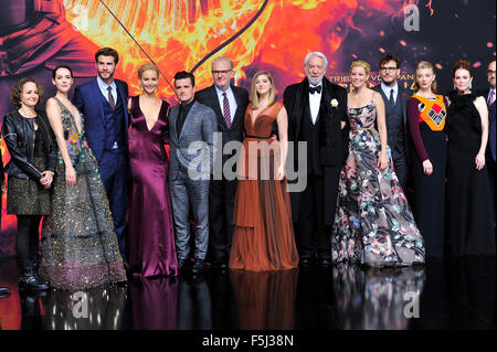 (L-r) Nina Jacobson, Jena Malone, Liam Hemsworth, Jennifer Lawrence, Josh Hutcherson, Francis Lawrence, Willow Shields, Donald Sutherland, Elisabeth Banks, Sam Caflin, Natalie Dormer, Julianne Moore et Stanley Tucci à la première de 'The Hunger Games : Clarak - Partie 2' au Sony Centre Cinestar à Berlin, Allemagne. 04 novembre, 2015./photo alliance Banque D'Images