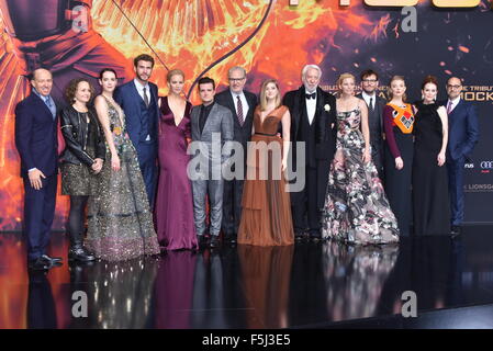 (L-r) Nina Jacobson, Jena Malone, Liam Hemsworth, Jennifer Lawrence, Josh Hutcherson, Francis Lawrence, Willow Shields, Donald Sutherland, Elisabeth Banks, Sam Caflin, Natalie Dormer, Julianne Moore et Stanley Tucci à la première de 'The Hunger Games : Clarak - Partie 2' au Sony Centre Cinestar à Berlin, Allemagne. 04 novembre, 2015./photo alliance Banque D'Images