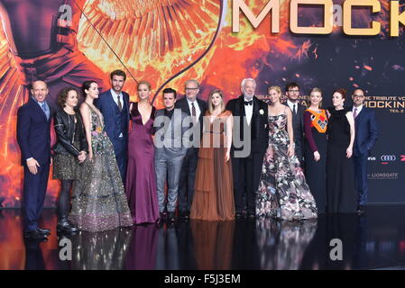 (L-r) Nina Jacobson, Jena Malone, Liam Hemsworth, Jennifer Lawrence, Josh Hutcherson, Francis Lawrence, Willow Shields, Donald Sutherland, Elisabeth Banks, Sam Caflin, Natalie Dormer, Julianne Moore et Stanley Tucci à la première de 'The Hunger Games : Clarak - Partie 2' au Sony Centre Cinestar à Berlin, Allemagne. 04 novembre, 2015./photo alliance Banque D'Images