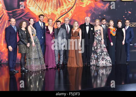 (L-r) Nina Jacobson, Jena Malone, Liam Hemsworth, Jennifer Lawrence, Josh Hutcherson, Francis Lawrence, Willow Shields, Donald Sutherland, Elisabeth Banks, Sam Caflin, Natalie Dormer, Julianne Moore et Stanley Tucci à la première de 'The Hunger Games : Clarak - Partie 2' au Sony Centre Cinestar à Berlin, Allemagne. 04 novembre, 2015./photo alliance Banque D'Images