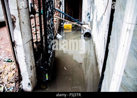 Alexandria, Alexandria, Egypte. 5Th Nov, 2015. Des dégâts sont observés en face d'une maison inondée à la suite d'une tempête, à Alexandrie, en Egypte, le 5 novembre 2015. Onze personnes ont été tuées dans les inondations dans la province de Beheira au nord du Caire, une source de sécurité a déclaré, et les autorités ont évacué 100 personnes d'un village de la province que l'Egypte souffre d'une deuxième série de tempêtes en moins d'un mois Crédit : Amr Sayed/APA/Images/fil ZUMA Alamy Live News Banque D'Images