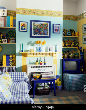 Vu jeter sur canapé bleu turquoise pâle dans années 90 salon avec de la peinture jaune et d'une télévision vintage Banque D'Images