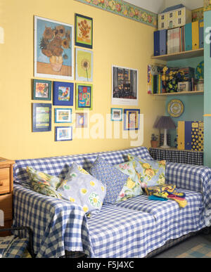 Blanc +bleu vu jeter et des coussins colorés sur le canapé en jaune pâle 90 salon de style économique Banque D'Images