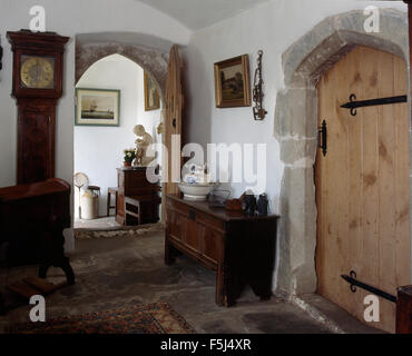 Les anciens cas réveil et coffre en bois dans une salle avec une porte en bois dans une grande maison de campagne dans le sud du Pays de Galles Banque D'Images