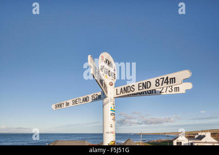 Panneau routier à John O' Groats, la plus au nord-est de la Grande-Bretagne point habité. Banque D'Images