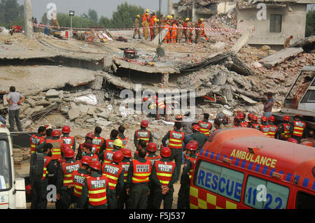 Lahore, Pakistan. 5Th Nov, 2015. Les secouristes sont sur le site de l'accident pour rechercher des victimes dans les débris d'un factory à la périphérie de Lahore, Pakistan, le 5 novembre 2015. Bilan des morts est passé à 23 et des dizaines d'autres encore prisonniers sous les décombres après un bâtiment de l'usine de quatre étages s'est effondré dans la ville orientale de Lahore, les médias locaux ont rapporté. Credit : Sajjad/Xinhua/Alamy Live News Banque D'Images