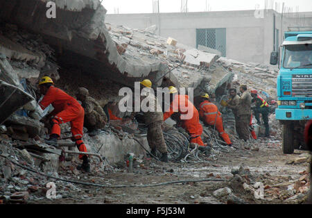 Lahore, Pakistan. 5Th Nov, 2015. Les sauveteurs recherche de victimes dans les débris d'un factory à la périphérie de Lahore, Pakistan, le 5 novembre 2015. Bilan des morts est passé à 23 et des dizaines d'autres encore prisonniers sous les décombres après un bâtiment de l'usine de quatre étages s'est effondré dans la ville orientale de Lahore, les médias locaux ont rapporté. Credit : Sajjad/Xinhua/Alamy Live News Banque D'Images