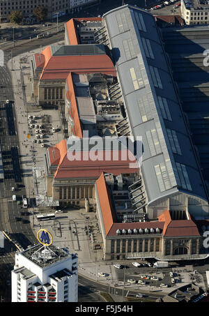 Leipzig, Allemagne. 06Th Nov, 2015. Une vue de la gare principale de Leipzig, Allemagne, 03 novembre 2015. Le 04 décembre 1915 la gare - une des plus grandes gares de chemin de fer avec 26 plates-formes et de cinq plates-formes à l'extérieur - a été mise en service. Il a remplacé trois stations de précurseurs et les attributs de sa taille sur le fait que les Saxons et Prussiens Railroad Company a insisté sur les deux moitiés de la station soit symétrique. De nombreux événements auront lieu à l'occasion de son 100e anniversaire. Photo : JAN WOITAS/dpa/Alamy Live News Banque D'Images