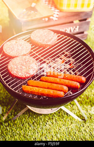 Pique-nique d'été avec barbecue au charbon de petite taille dans le parc. Banque D'Images