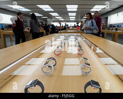 Applewatches sur l'affichage dans l'Apple Store dans le centre commercial Euroma2 à Rome, Italie Banque D'Images