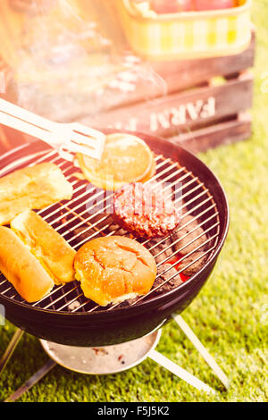 Pique-nique d'été avec barbecue au charbon de petite taille dans le parc. Banque D'Images