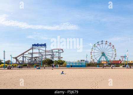 Parc d'attractions Pleasure Beach par la plage de Skegness, Lincolnshire, Angleterre, RU Banque D'Images