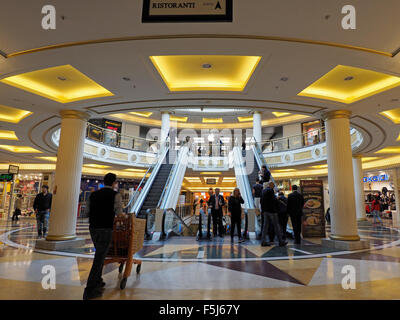 Euroma2 luxury shopping mall interior dans le quartier Eur de Rome, Italie Banque D'Images