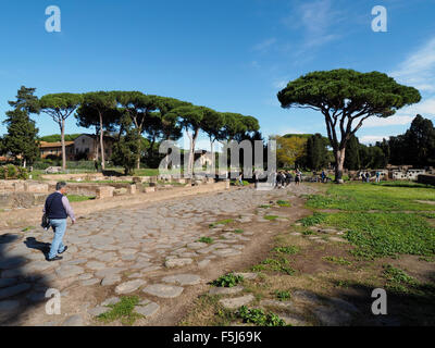 La route qui mène à l'entrée principale via decumana en Ostie d'excavation près de Rome, Italie, avec de nombreux touristes. Banque D'Images