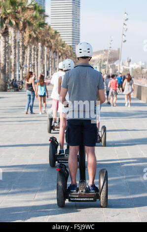 Segway Tours promenade le long de la Catalogne à Barcelone,Espagne,.sur la plage de Barceloneta,urbain,plage,Barcelone,Catalogne,Espagne. Gehry fish Banque D'Images