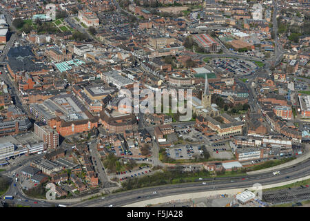 Une vue aérienne du centre-ville de Chesterfield avec le célèbre "crooked spire' visible Banque D'Images