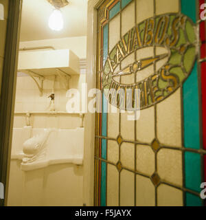 Vitraux Art Nouveau porte ouverte aux toilettes dans un restaurant à Paris Banque D'Images
