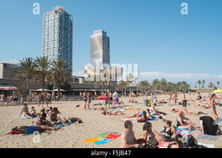 Tours jumelles,Torre Mapfre office tower,hotel,Frank Gehry's Giant Copper Peix (Poisson) sculpture, la plage de Barceloneta, Barcelone. Banque D'Images