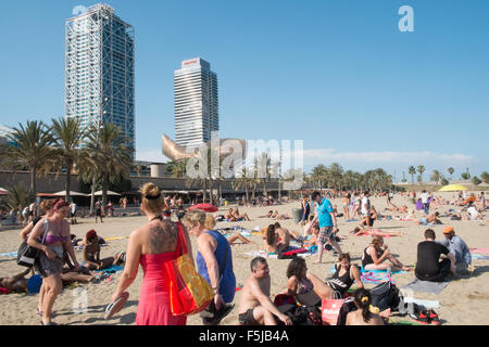 Tours jumelles,Torre Mapfre office tower,hotel,Frank Gehry's Giant Copper Peix (Poisson) sculpture, la plage de Barceloneta, Barcelone. Banque D'Images