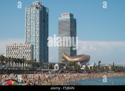 Tours jumelles,Torre Mapfre office tower,hotel,Frank Gehry's Giant Copper Peix (Poisson) sculpture, la plage de Barceloneta, Barcelone. Banque D'Images