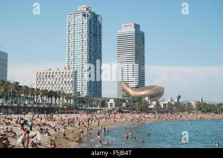 Tours jumelles,Torre Mapfre office tower,hotel,Frank Gehry's Giant Copper Peix (Poisson) sculpture, la plage de Barceloneta, Barcelone. Banque D'Images