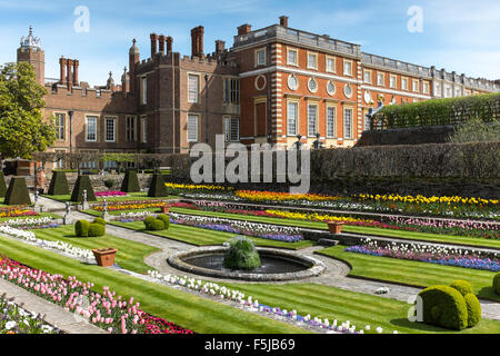 L'Étang des jardins, le Palais de Hampton Court, Richimond upon Thames, Surrey, UK Banque D'Images