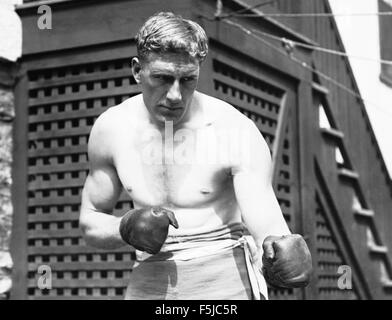 Vintage photo du boxeur Anglais Billy Bombardier Wells (1889 - 1967). Des puits, de l'East End de Londres, était britannique et l'Empire britannique Heavyweight Champion de 1911 à 1919. Il était également célèbre pour être l'un des premiers 'Rang' gongman - la personne vu trouver le grand gong au début de l'Organisation Classement des films. Banque D'Images