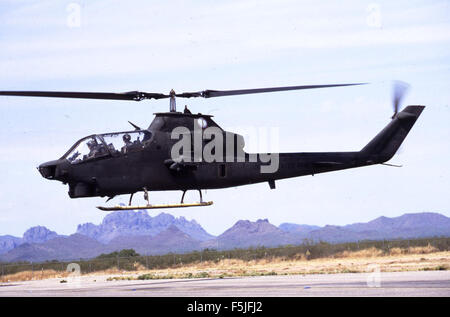 Bell AH-1S 67-15708 WAATS AZ AZ Marana NG 18-19 mai92 [RJF] Banque D'Images