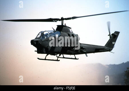 Bell AH-1S 71-21007 1-140e Avn bn CA NG Camp Roberts Banque D'Images