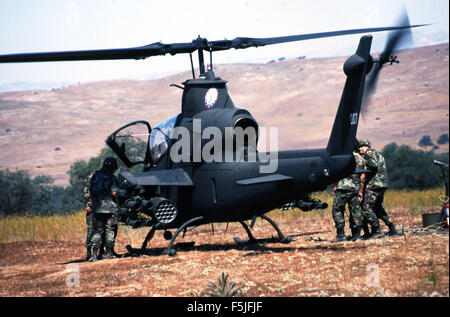 Bell AH-1S 71-21007 1-140e Avn bn CA NG Camp Roberts Banque D'Images