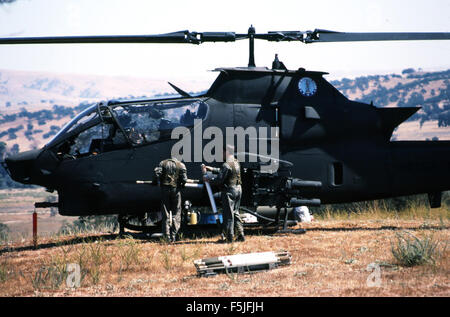 Bell AH-1S 71-21007 1-140e Avn bn CA NG Camp Roberts Banque D'Images