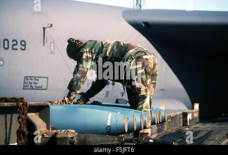 Le Boeing B-52H Stratofortress 60-0029, affecté à la 5e escadre de bombardement à Minot AFB, montré lors des opérations de chargement le 21 septembre 1995, illustrant son rôle dans la préparation militaire. Banque D'Images