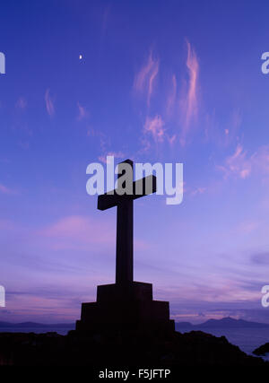 Croix moderne marquant l'emplacement de l'ermitage de St Dwynwen sur l'île Llanddwyn, Anglesey Banque D'Images