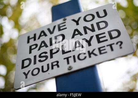 Une distributrice Payez et affichez parking sign à Bradford, West Yorkshire, Angleterre. Banque D'Images