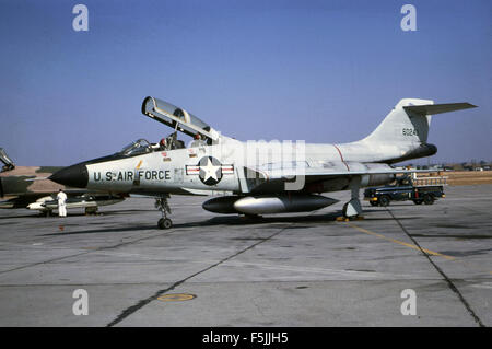 Le McDonnell F-101B Voodoo, numéro de série 56-0240, à McClellan AFB le 28 septembre 1967, capturé dans un moment emblématique de l'aviation militaire. Banque D'Images