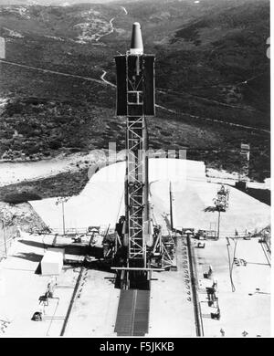 Cette image illustre le missile Atlas 7004, un élément clé dans le développement du système SLV-3 (lanceur spatial). Prise en juillet 1968, la photographie met en évidence le missile lors d'une phase d'essai et donne un aperçu de la technologie de pointe de l'époque. Banque D'Images
